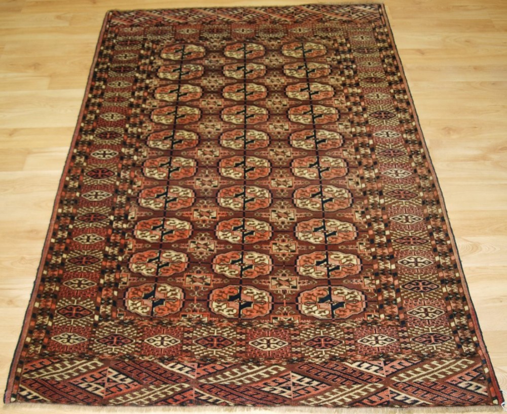 ANTIQUE TEKKE TURKMEN RUG, FINE WEAVE, SOFT WOOL, BROWNS AND PINKS, SMALL SIZE, CIRCA 1900.