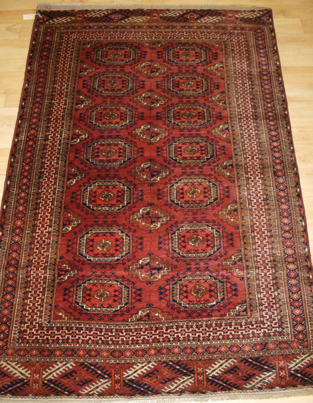 ANTIQUE TEKKE TURKMEN RUG, SALOR TURRETED GULS, VERY FINE WEAVE, VELVET LIKE PILE, CIRCA 1900.