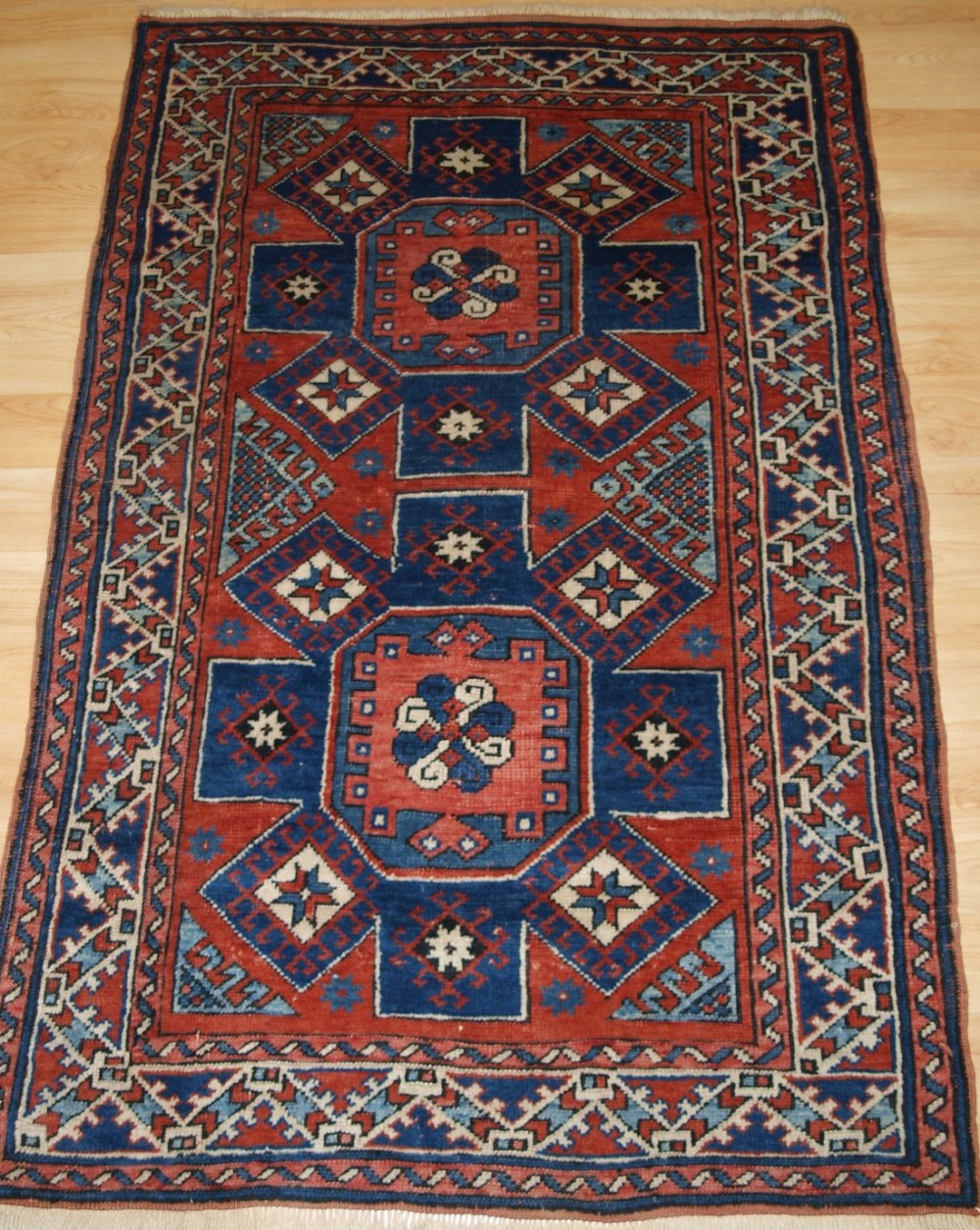 OLD TURKISH BERGAM RUG OF TRADITIONAL DESIGN, SMALL SIZE, CIRCA 1920.