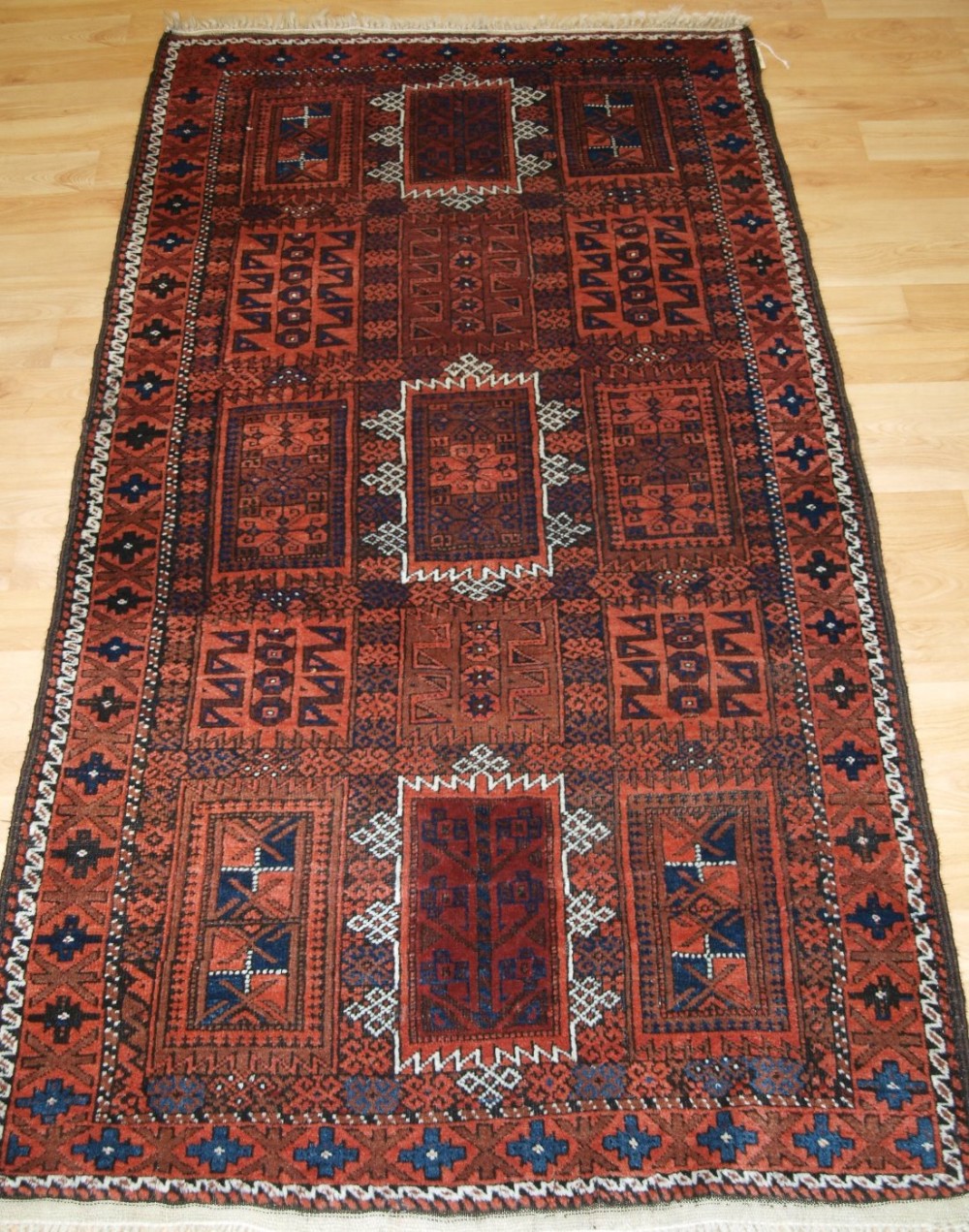 ANTIQUE BALUCH RUG WITH TRADITIONAL TIMURI OR YAQUB KHANI TRIBAL DESIGN, CIRCA 1900.
