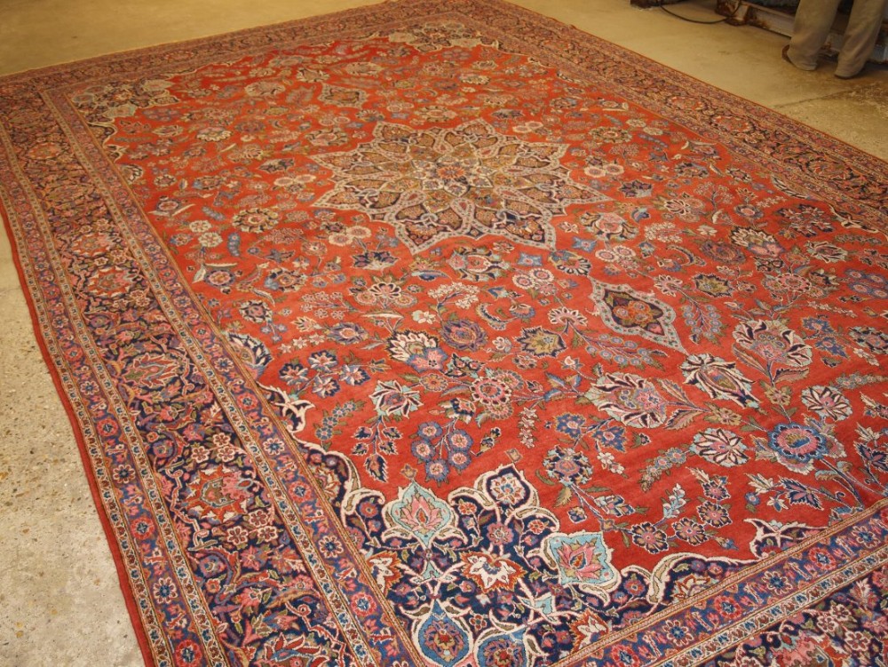 ANTIQUE PERSIAN KASHAN CARPET, STAR MEDALLION, LARGE SIZE, GREAT CONDITION, CIRCA 1920.