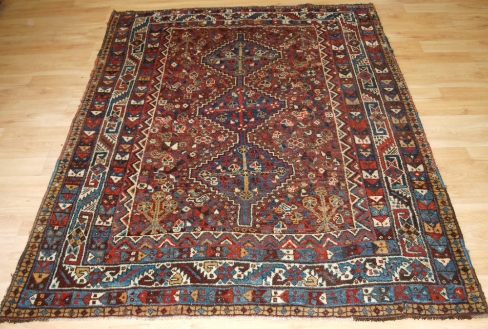 OLD PERSIAN SHIRAZ REGION TRIBAL RUG, QASHQAI OR KHAMSEH WEAVERS, MEDALLION DESIGN, CIRCA 1920.