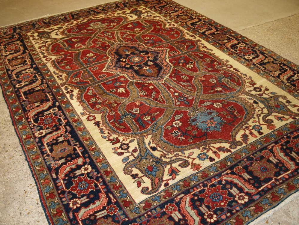 ANTIQUE PERSIAN HERIZ CARPET WITH UNUSUAL DESIGN, GREAT CONDITION, IDEAL FURNISHING CARPET, CIRCA 1910.