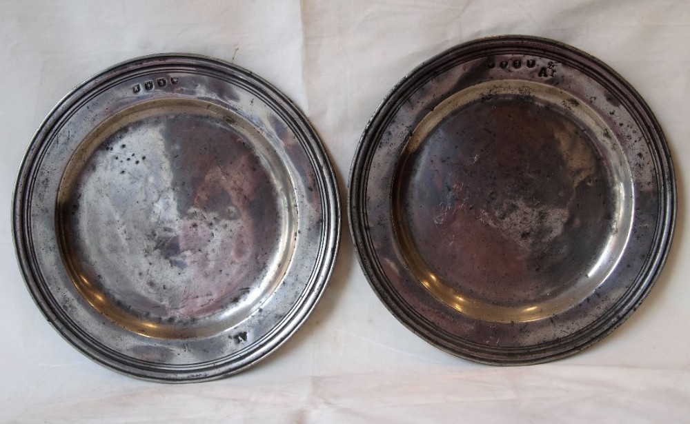 SUPERB PAIR ANTIQUE ENGLISH PEWTER MULIPLE REEDED PLATES, 8.85 IN DIA,  
William Greenbanck II of Worcester circa 1695 / 1700.