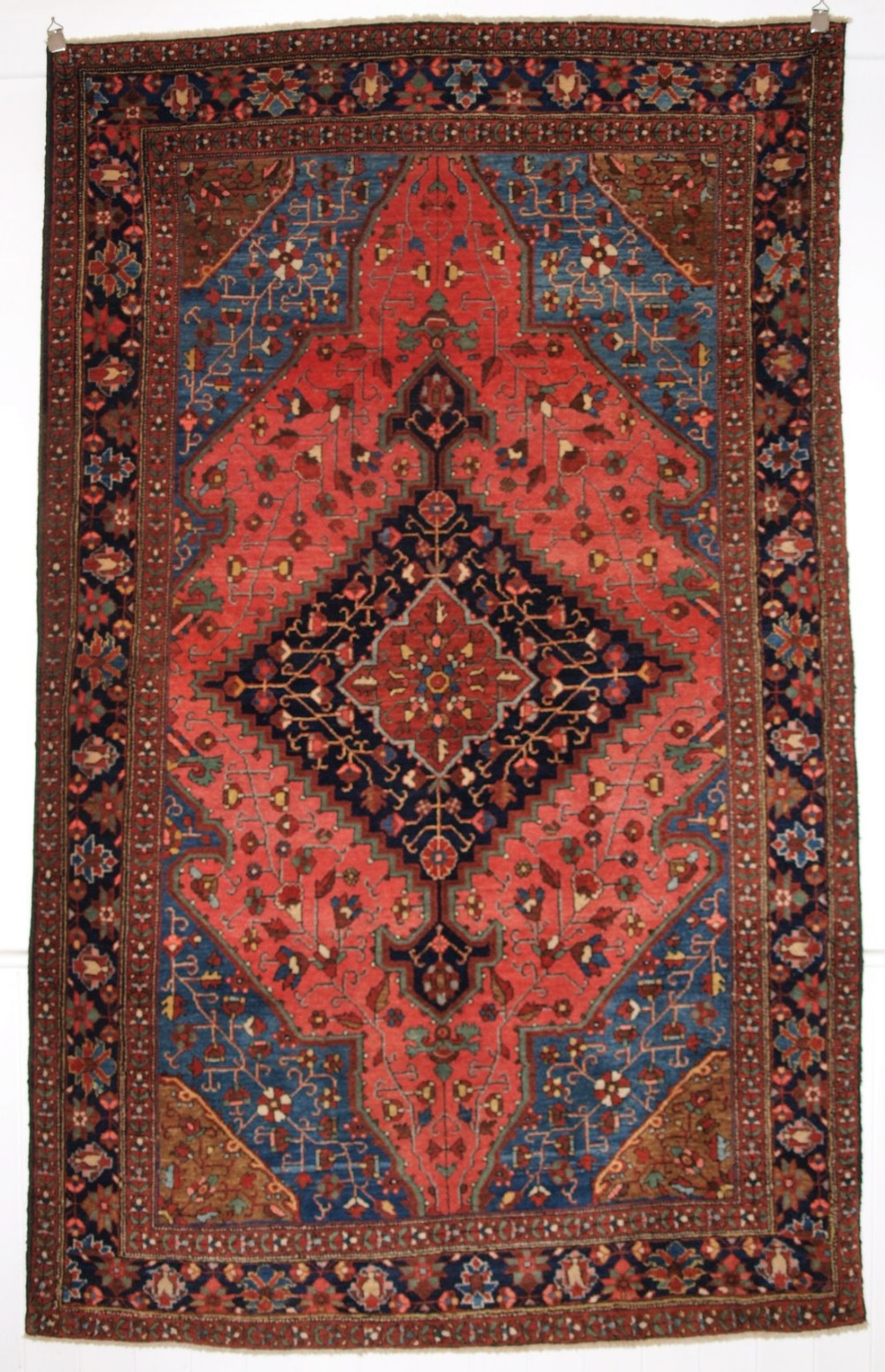 ANTIQUE PERSIAN SAROUK RUG, SUPERB DESIGN AND COLOUR, FULL PILE, CIRCA 1900.