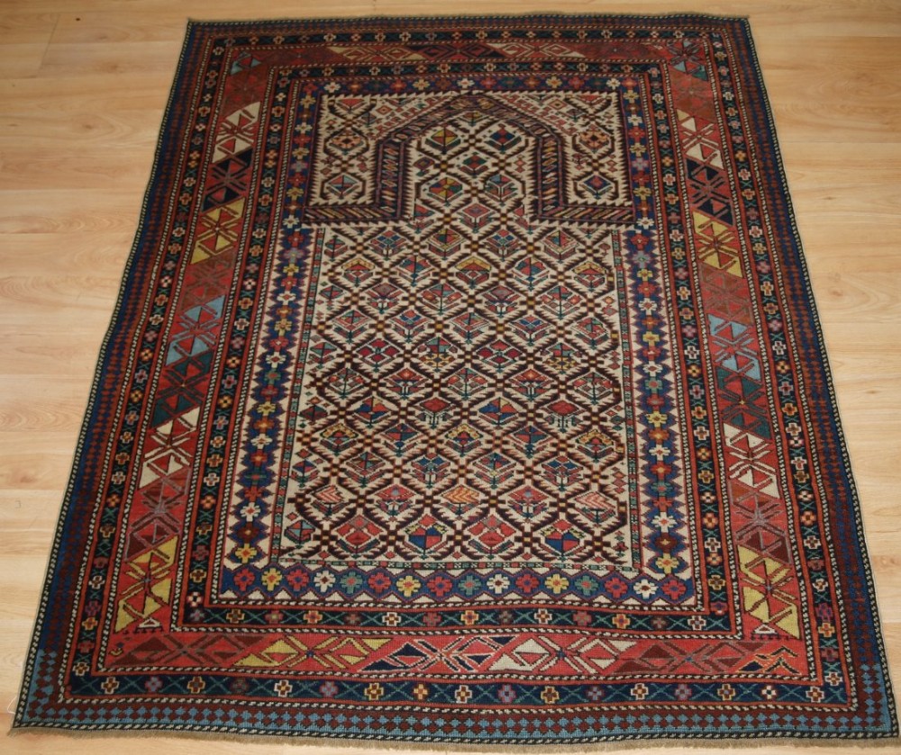 ANTIQUE CAUCASIAN DAGHESTAN FLORAL LATTICE PRAYER RUG, LATE 19TH CENTURY.