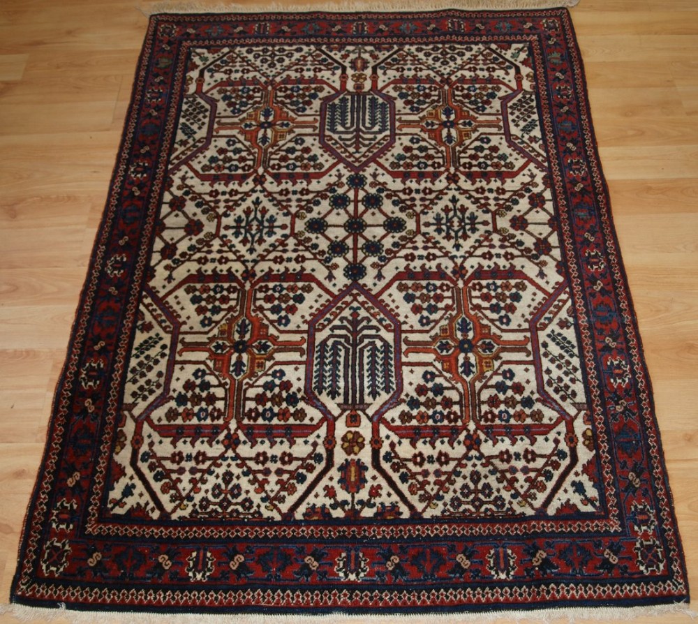 ANTIQUE NORTH WEST PERSIAN JOSHAGHAN RUG WITH UNUSUAL DESIGN, SMALL SIZE. CIRCA 1900/20.