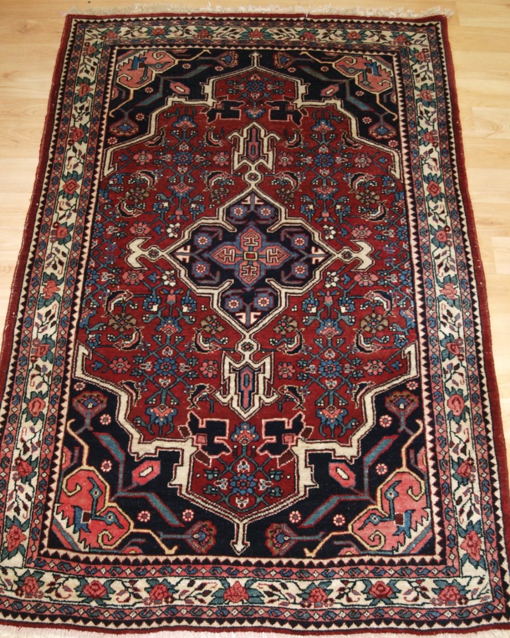 OLD PERSIAN BIJAR RUG OF FINE WEAVE, TRADITIONAL DESIGN & SMALL SIZE, CIRCA 1920.