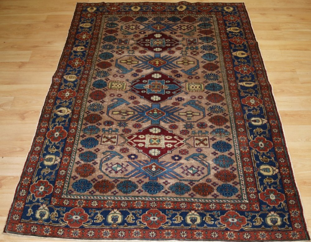 ANTIQUE TURKISH KAYSERI RUG WITH A CAUCASIAN KUBA REGION DESIGN, CIRCA 1900/20.