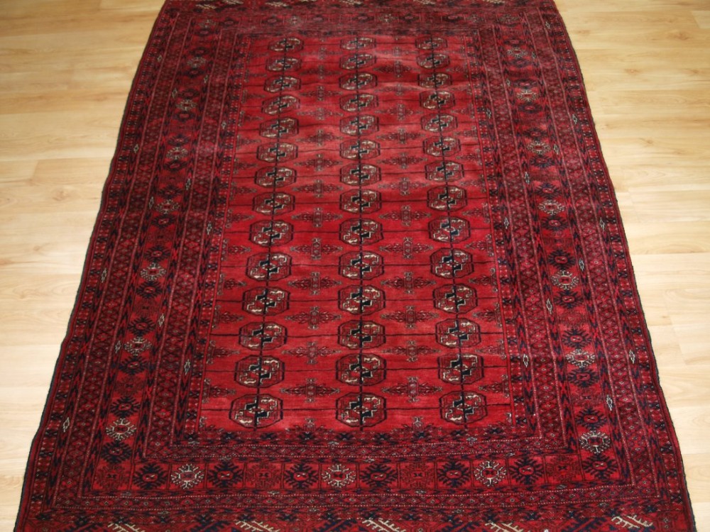 OLD TEKKE TURKMEN RUG OF FINE WEAVE AND RICH COLOUR, CIRCA 1920.