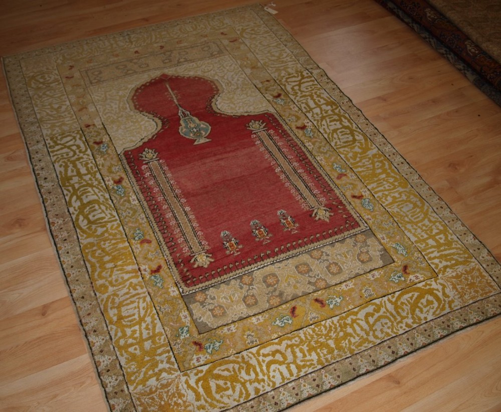 ANTIQUE TURKISH GHIORDES PRAYER RUG, SUPERB BORDER DESIGN, CIRCA 1900/20.