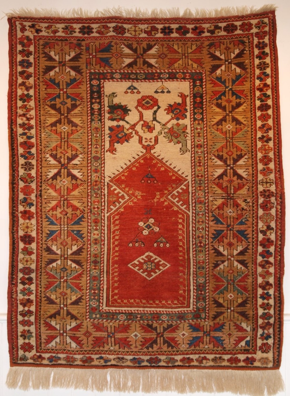 ANTIQUE TURKISH MILAS PRAYER RUG OF CLASSIC DESIGN, SMALL SIZE, 2ND HALF 19TH CENTURY.