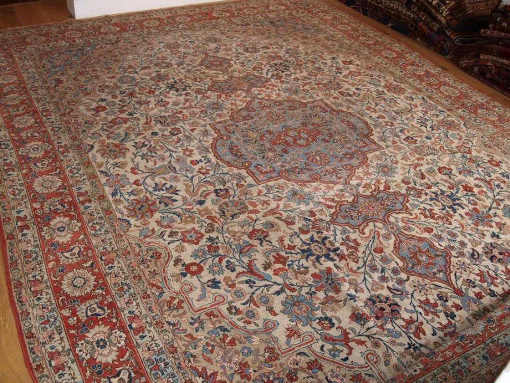 ANTIQUE PERSIAN TABRIZ CARPET, IVORY GROUND WITH SOFT PASTEL COLOURS, CIRCA 1900/20.
