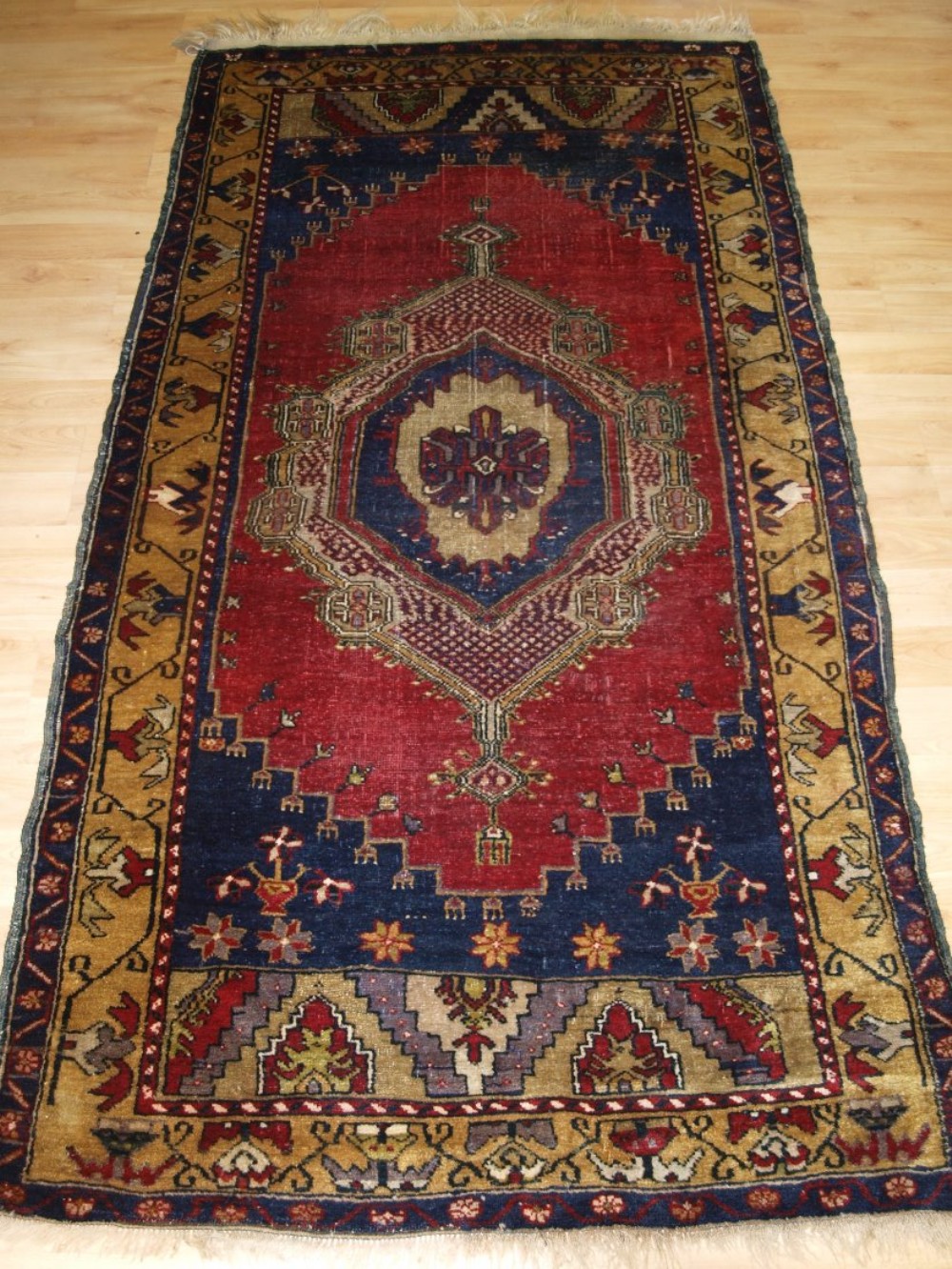 ANTIQUE TURKISH ANATOLIAN YAHYALI RUG, CLASSIC VILLAGE DESIGN AND GREAT COLOUR, CIRCA 1900.