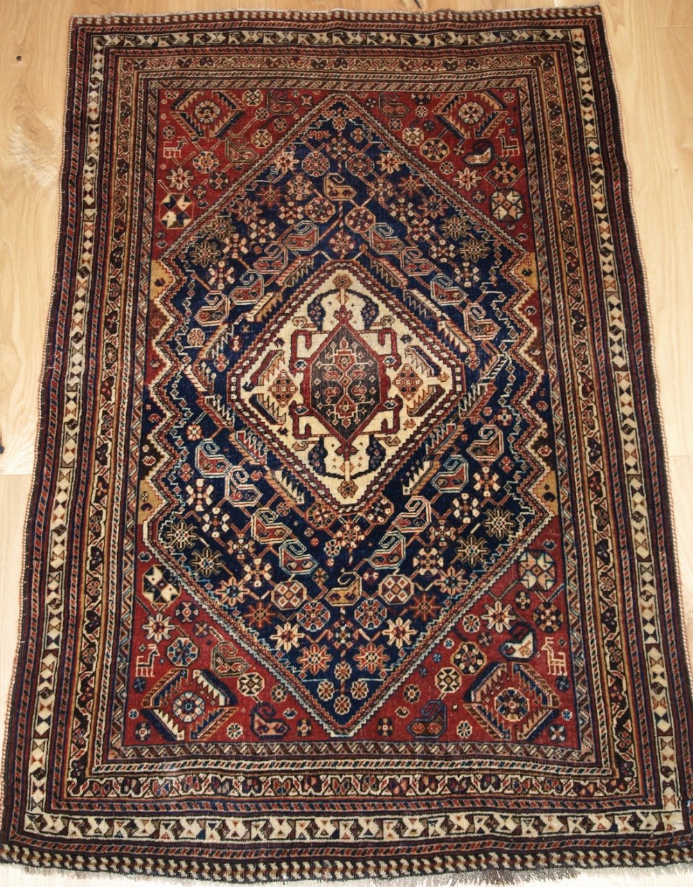 ANTIQUE SOUTH WEST PERSIAN QASHQAI RUG, SMALL SIZE WITH ANIMALS, CIRCA 1900.