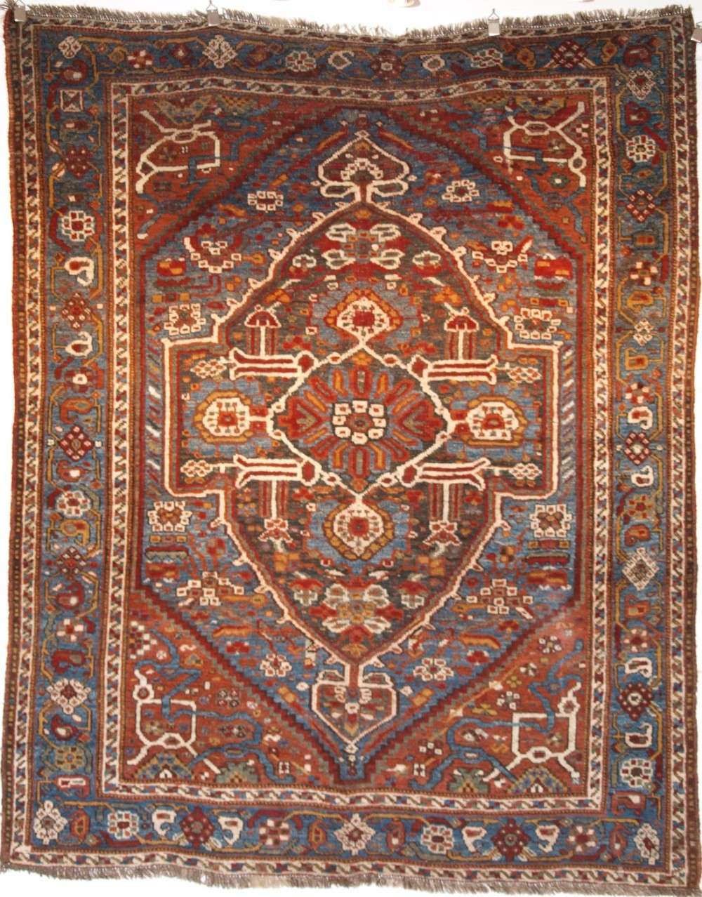 ANTIQUE SOUTH WEST PERSIAN KHAMSEH RUG WITH CLASSIC DESIGN, CIRCA 1900/20.