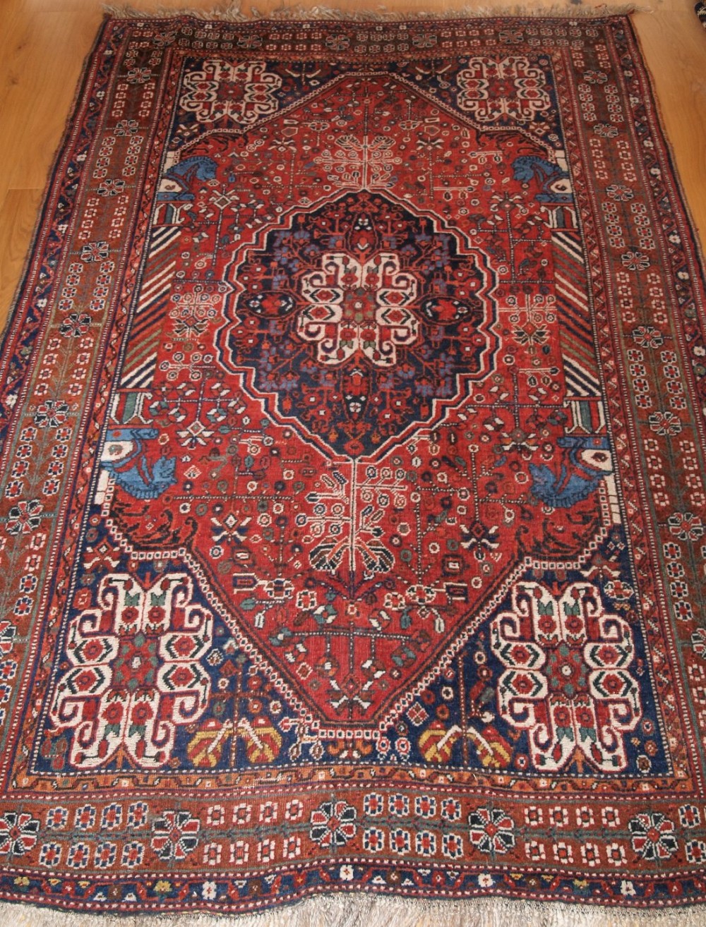OLD SOUTH WEST PERSIAN QASHQAI SHIRAZ RUG OF TRADITIONAL DESIGN, CIRCA 1920.
