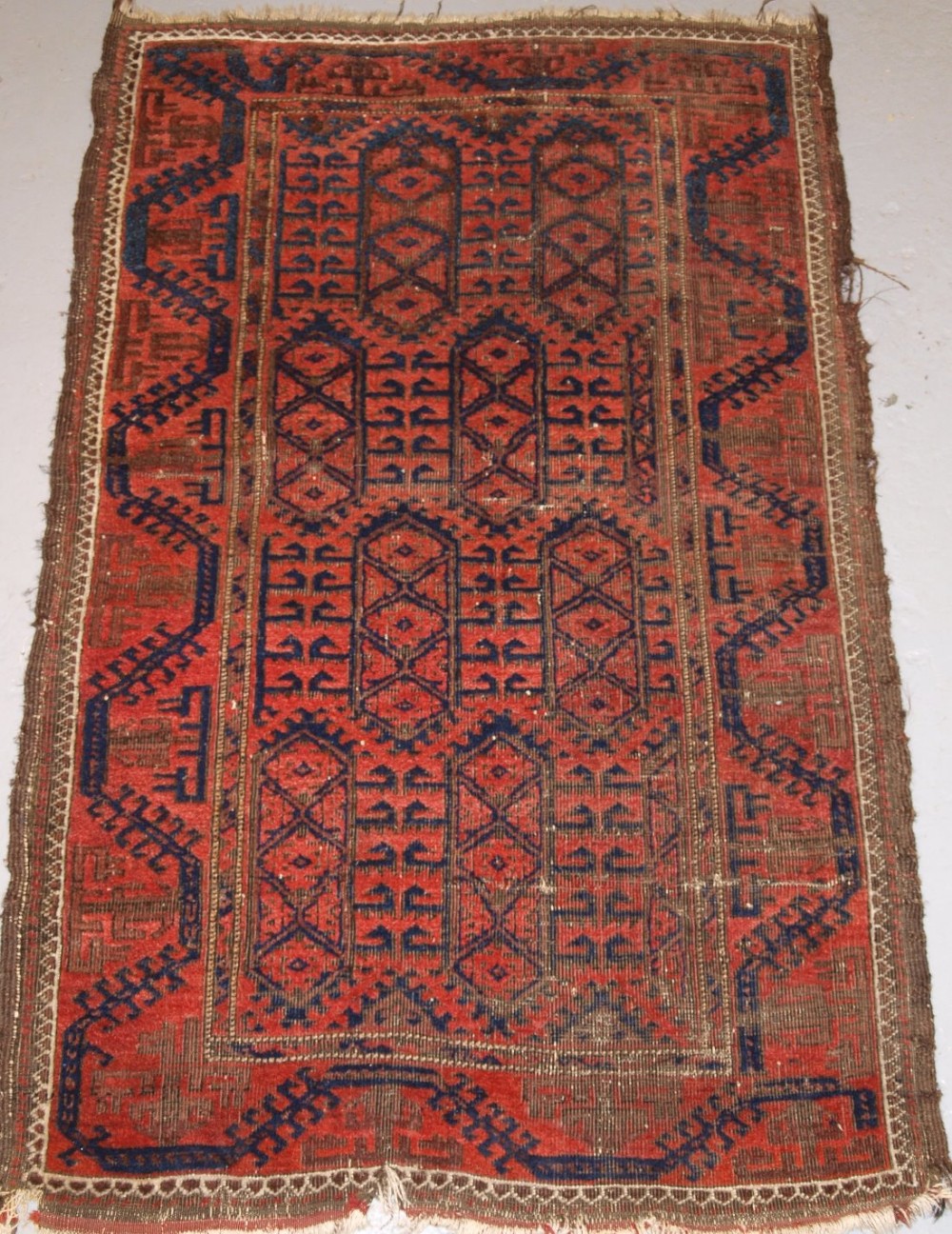 ANTIQUE BALUCH RUG, INTERESTING FIELD DESIGN, CIRCA 1900.