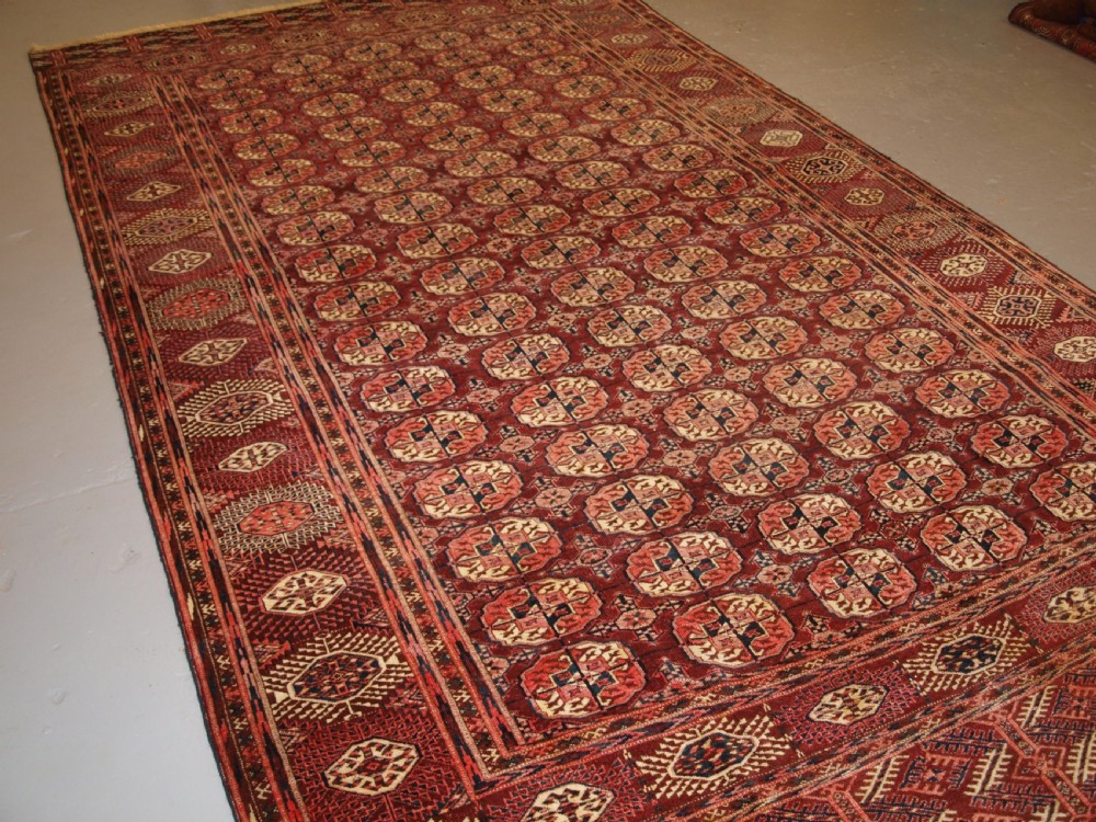 ANTIQUE TEKKE TURKMEN CARPET OF UNUSUAL LARGE SIZE, GOOD COLOUR, CIRCA 1900.