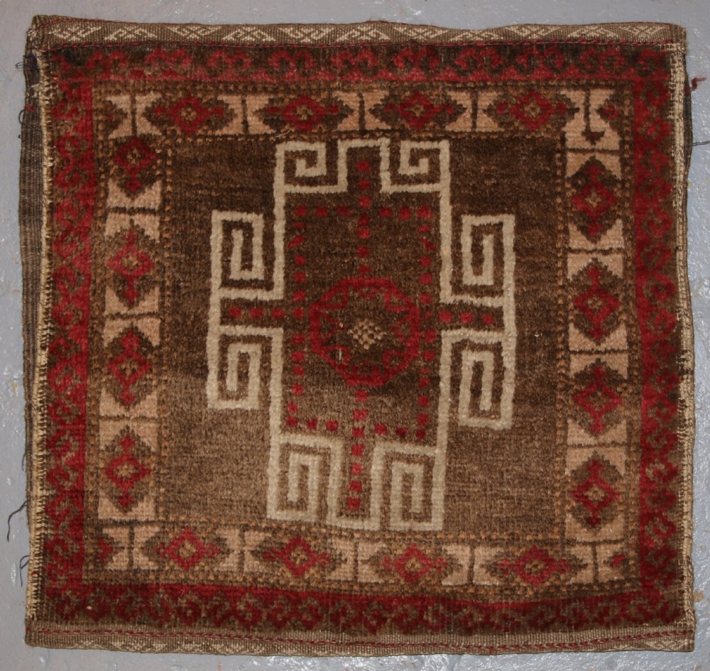OLD AFGHAN BALUCH SADDLE BAG OF TRADITIONAL DESIGN WITH PLAIN WEAVE BACK, CIRCA 1920.