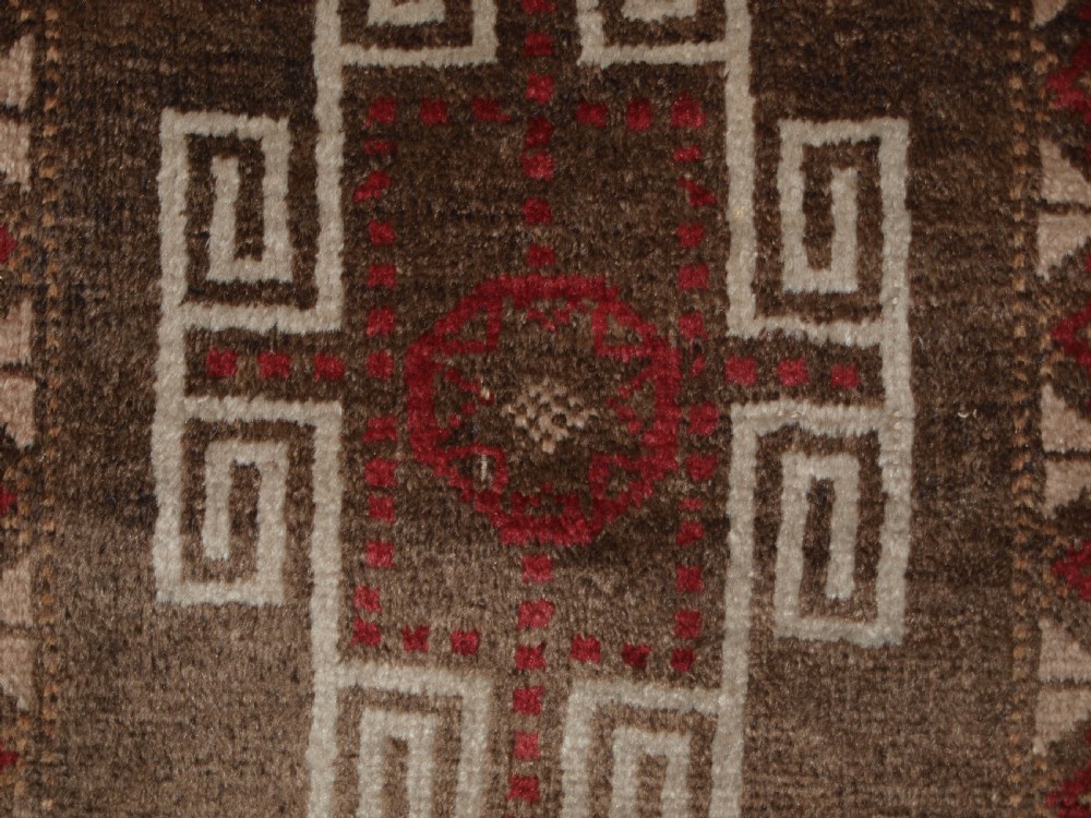 OLD AFGHAN BALUCH SADDLE BAG OF TRADITIONAL DESIGN WITH PLAIN WEAVE BACK, CIRCA 1920. View III