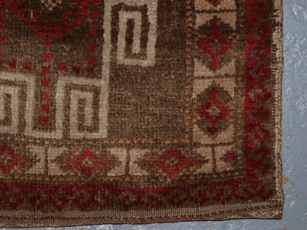 OLD AFGHAN BALUCH SADDLE BAG OF TRADITIONAL DESIGN WITH PLAIN WEAVE BACK, CIRCA 1920. View IV