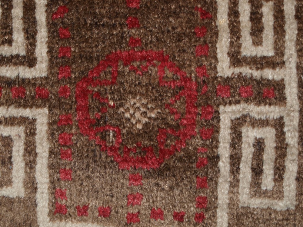 OLD AFGHAN BALUCH SADDLE BAG OF TRADITIONAL DESIGN WITH PLAIN WEAVE BACK, CIRCA 1920. View VI