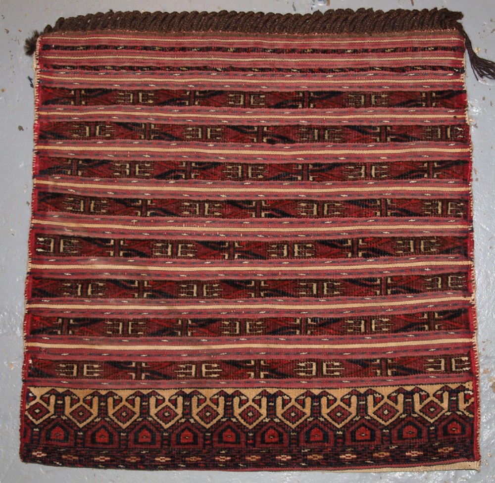 ANTIQUE TEKKE TURKMEN SADDLE BAG IN BANDED MIXED TECHNIQUE, PLAIN WEAVE BACK, CIRCA 1900/20.