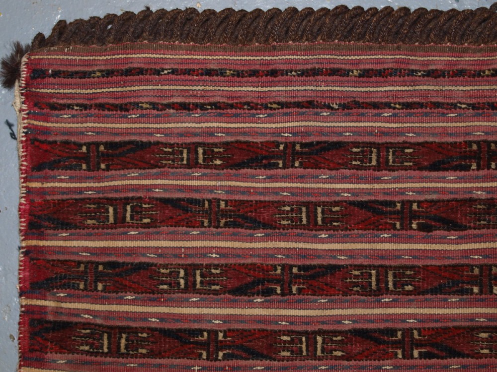 ANTIQUE TEKKE TURKMEN SADDLE BAG IN BANDED MIXED TECHNIQUE, PLAIN WEAVE BACK, CIRCA 1900/20. View II