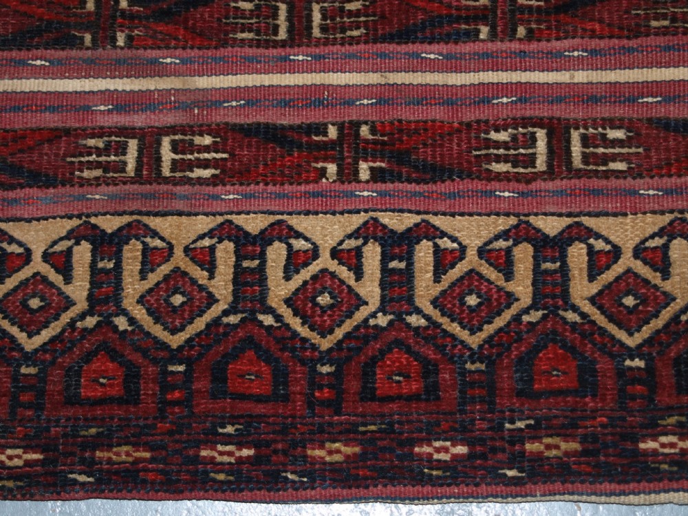 ANTIQUE TEKKE TURKMEN SADDLE BAG IN BANDED MIXED TECHNIQUE, PLAIN WEAVE BACK, CIRCA 1900/20. View IV