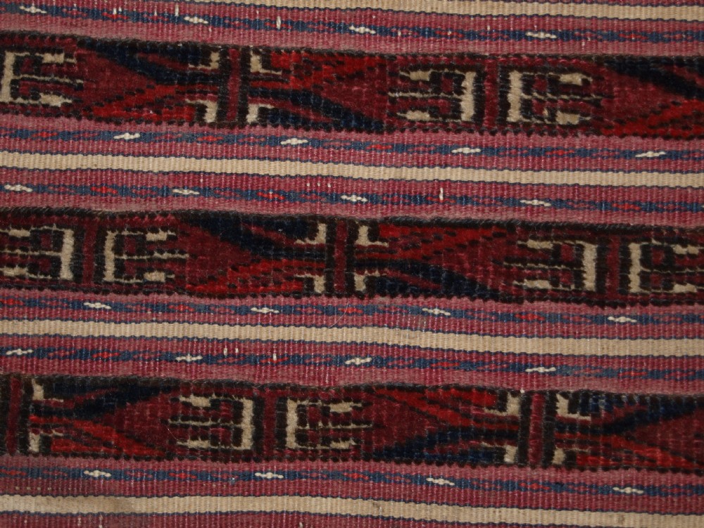 ANTIQUE TEKKE TURKMEN SADDLE BAG IN BANDED MIXED TECHNIQUE, PLAIN WEAVE BACK, CIRCA 1900/20. View VI