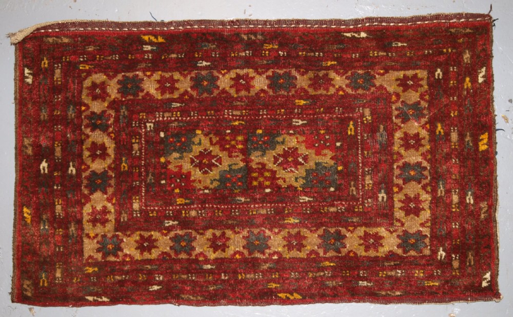 OLD AFGHAN BAG OF SMALL SIZE WITH TURKMEN DESIGN, PLAIN WEAVE BACK, CIRCA 1920.