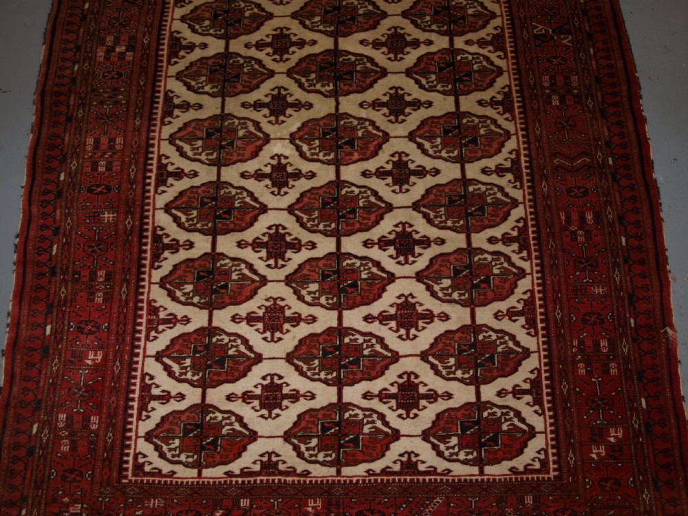 OLD AFGHAN TURKMEN RUG WITH TEKKE DESIGN ON A SCARCE IVORY GROUND. CIRCA 1920. View III