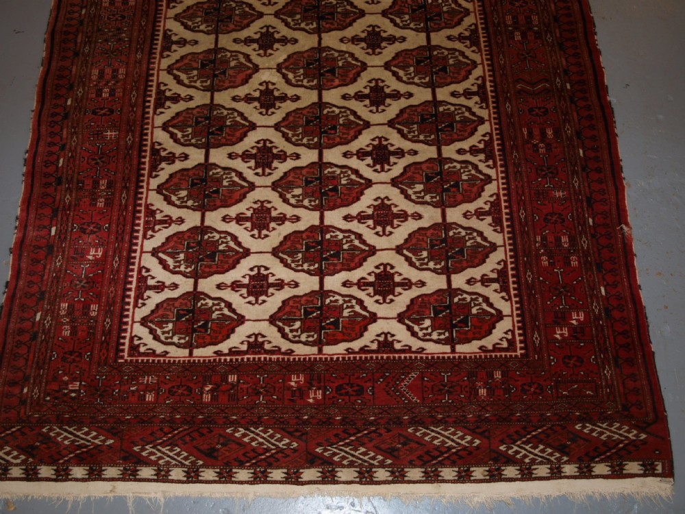 OLD AFGHAN TURKMEN RUG WITH TEKKE DESIGN ON A SCARCE IVORY GROUND. CIRCA 1920. View V