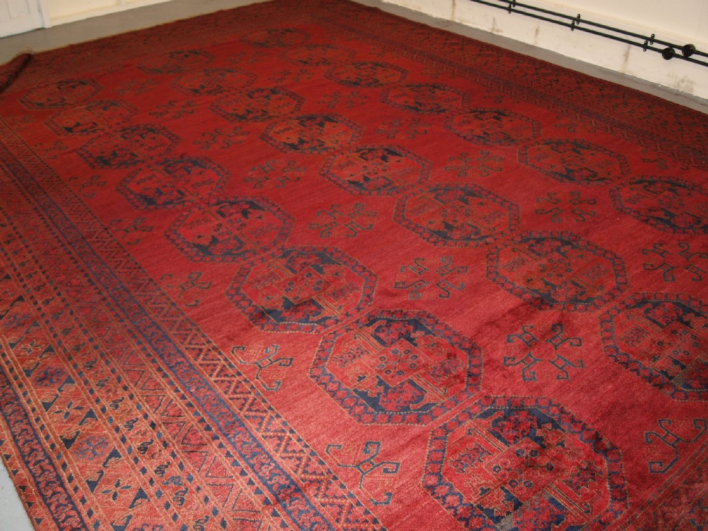 ANTIQUE AFGHAN ERSARI CARPET OF VERY LARGE SIZE WITH SUPERB ROSE MADDER COLOUR, CIRCA 1900.
