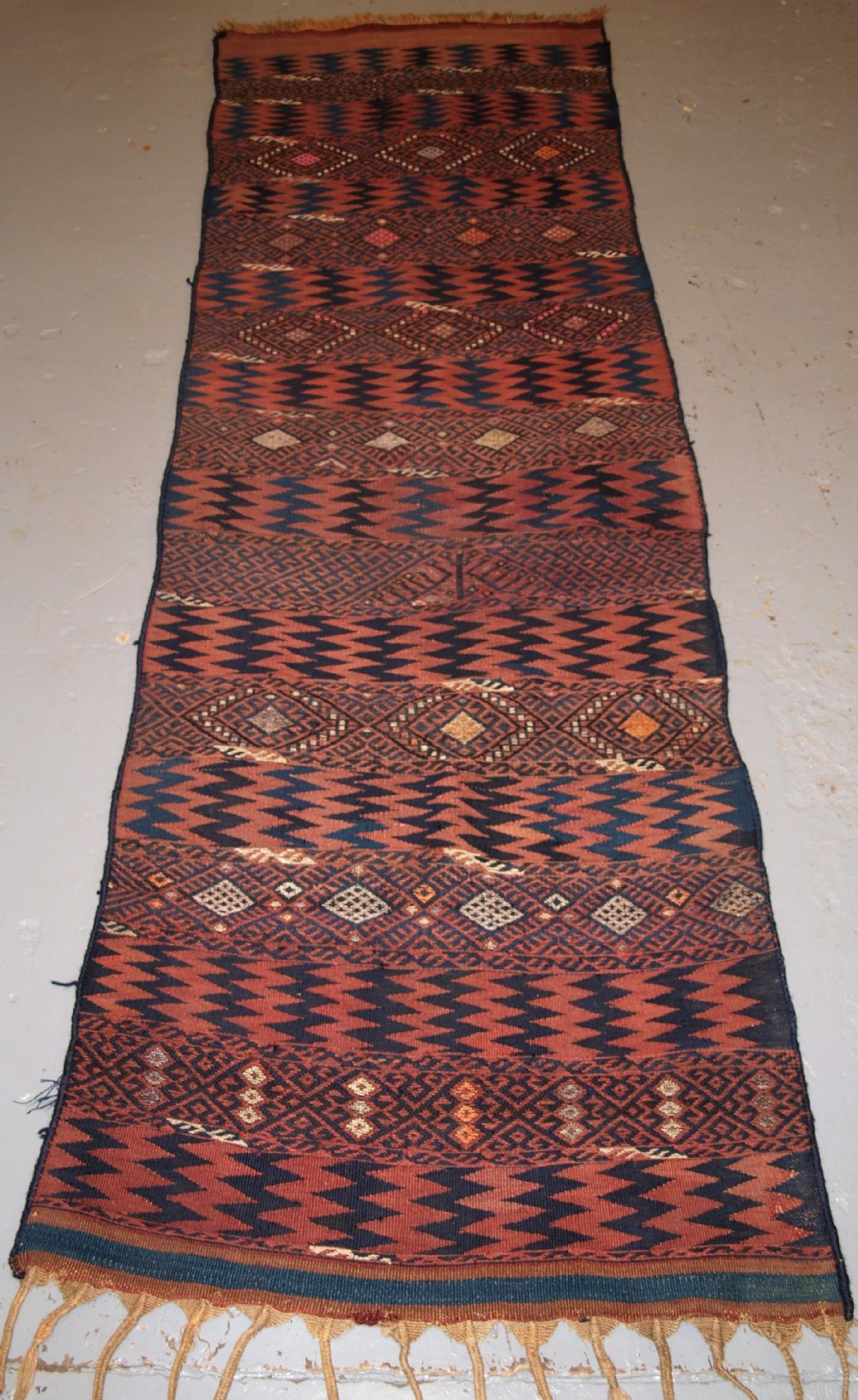 OLD EASTERN TURKISH KILIM RUNNER BY THE HERKI TRIBE, WEFT WORK DECORATION, CIRCA 1920.