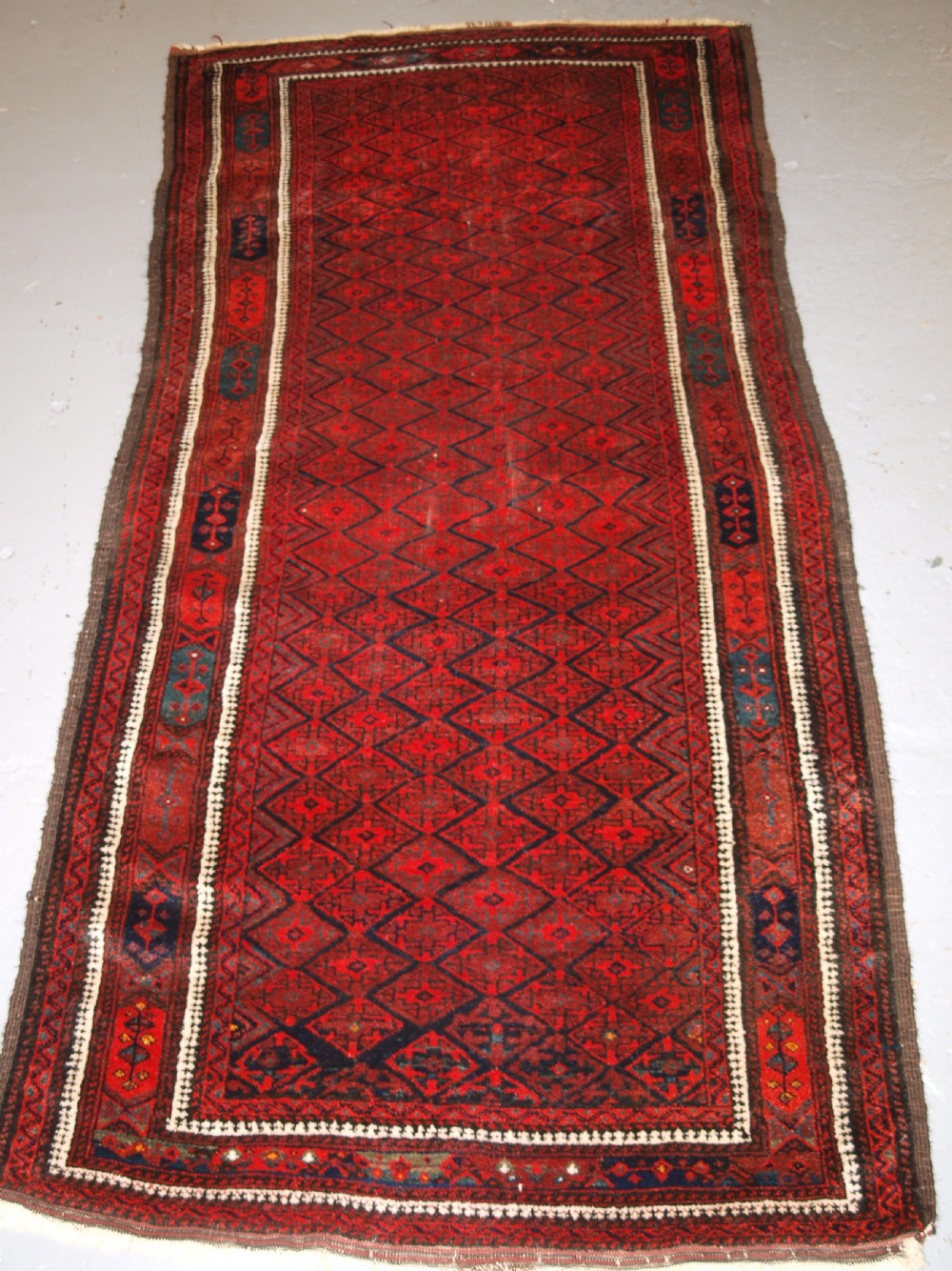 ANTIQUE BALUCH RUG WITH FINE DIAMOND LATTICE DESIGN, INTERESTING BORDER, CIRCA 1900.