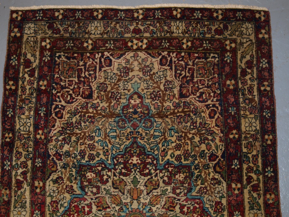 ANTIQUE PERSIAN KIRMAN RUG OF SMALL SIZE, FINE WEAVE AND PLEASING COLOUR, CIRCA 1900. View IV