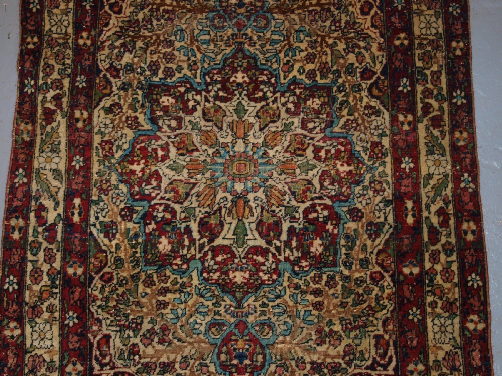 ANTIQUE PERSIAN KIRMAN RUG OF SMALL SIZE, FINE WEAVE AND PLEASING COLOUR, CIRCA 1900. View V