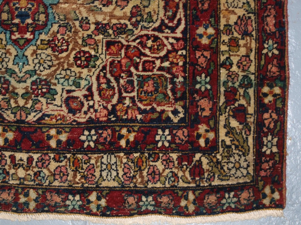 ANTIQUE PERSIAN KIRMAN RUG OF SMALL SIZE, FINE WEAVE AND PLEASING COLOUR, CIRCA 1900. View X