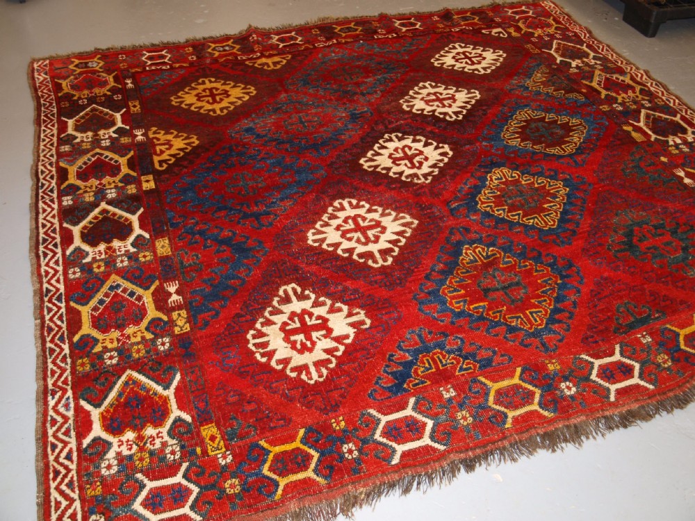 VERY RARE SMALL MAIN CARPET, CENTRAL ASIAN KIRGHYZ OR TURKMEN, MID 19TH CENTURY OR EARLIER.