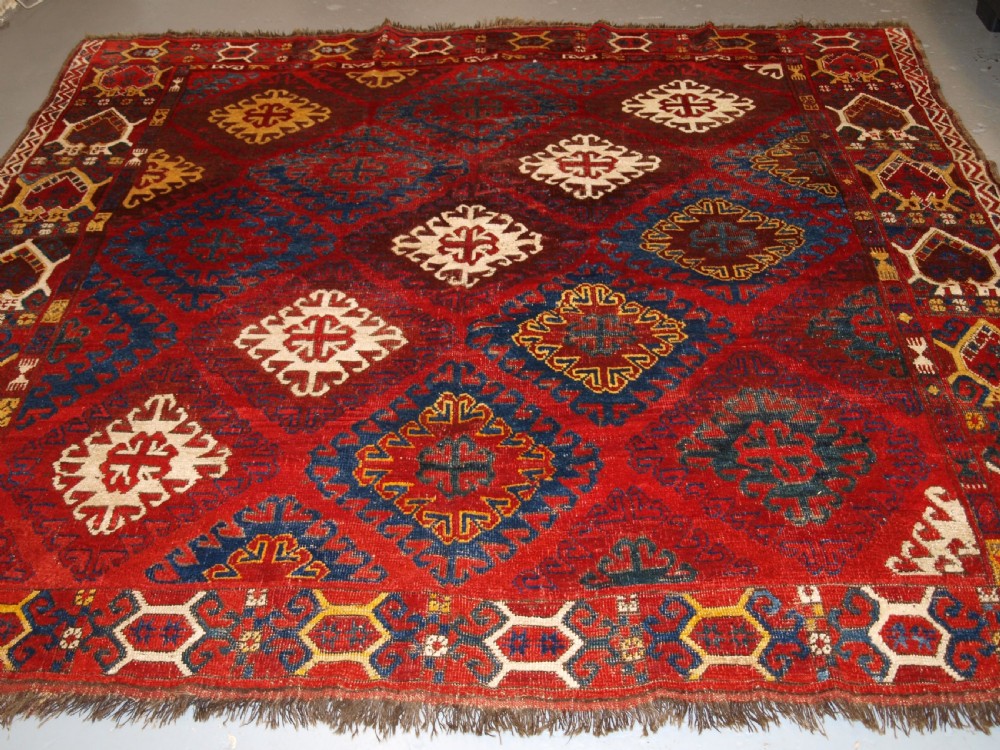 VERY RARE SMALL MAIN CARPET, CENTRAL ASIAN KIRGHYZ OR TURKMEN, MID 19TH CENTURY OR EARLIER. View III