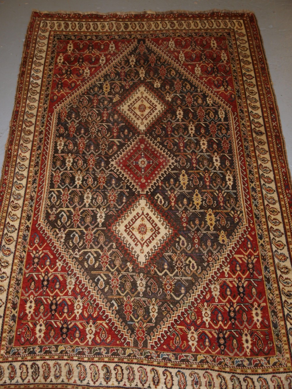 ANTIQUE SOUTH WEST PERSIAN TRIBAL QASHQAI RUG, TRIPLE MEDALLION, CIRCA 1880.