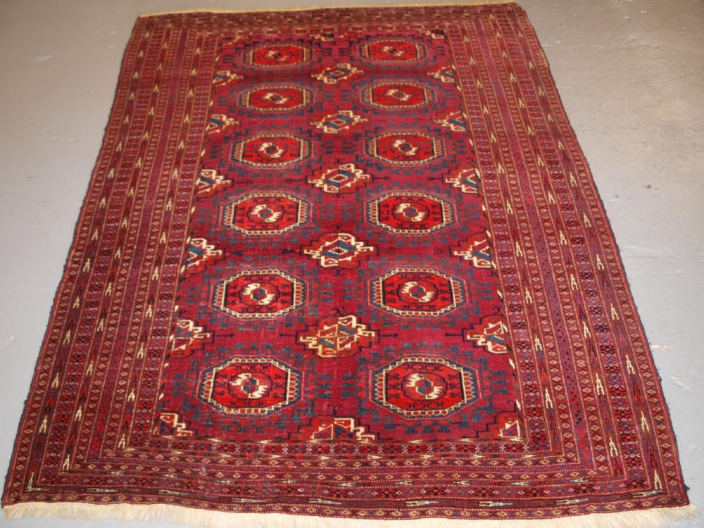 ANTIQUE TEKKE OR SARYK TURKMEN RUG, COCHINEAL DYES, BEAUTIFUL COLOURS, CIRCA 1890.