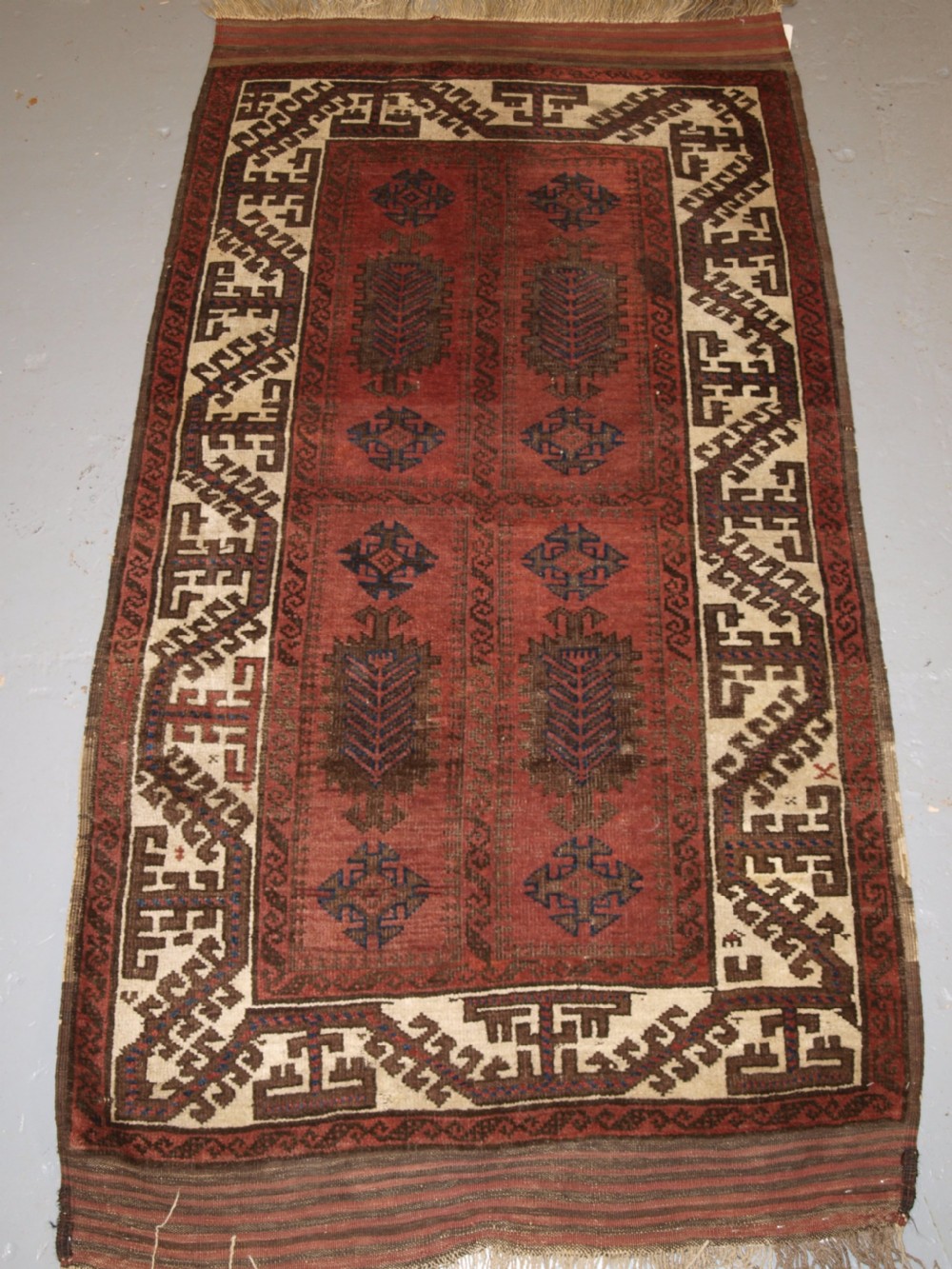 ANTIQUE BALUCH RUG, POSSIBLY TIMURI, LARGE SCALE DESIGN, WHITE BORDER, 2ND HALF 19TH CENTURY.