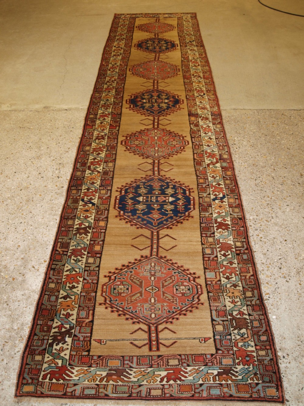 ANTIQUE PERSIAN SARAB RUNNER, CAMEL GROUND WITH GOOD COLOUR, CIRCA 1900.