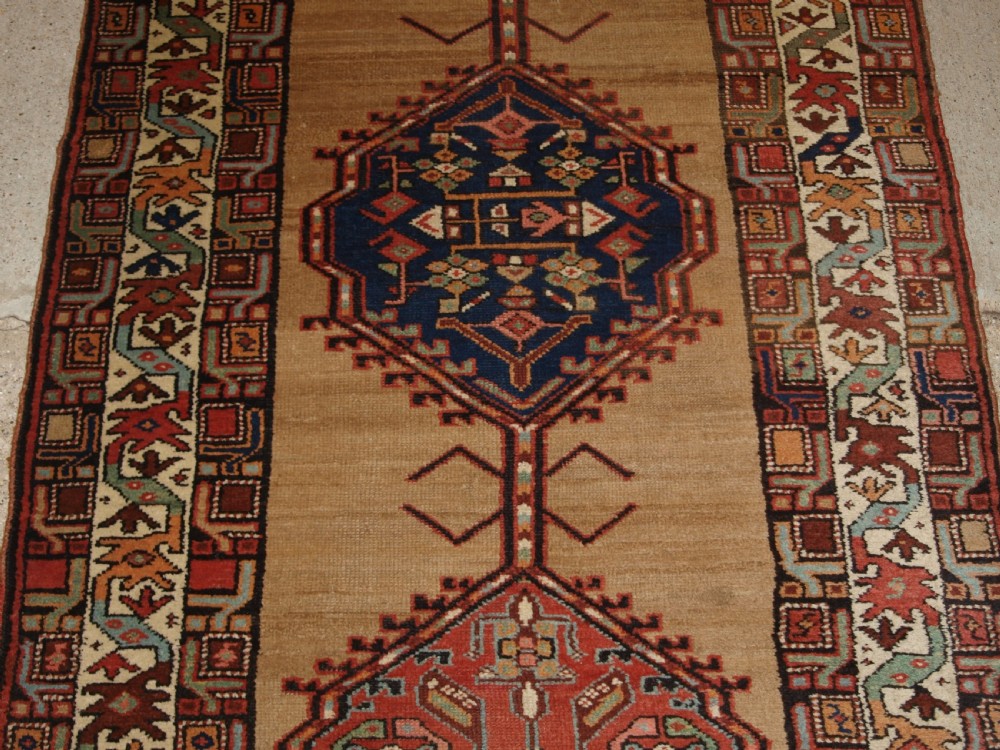 ANTIQUE PERSIAN SARAB RUNNER, CAMEL GROUND WITH GOOD COLOUR, CIRCA 1900. View VII
