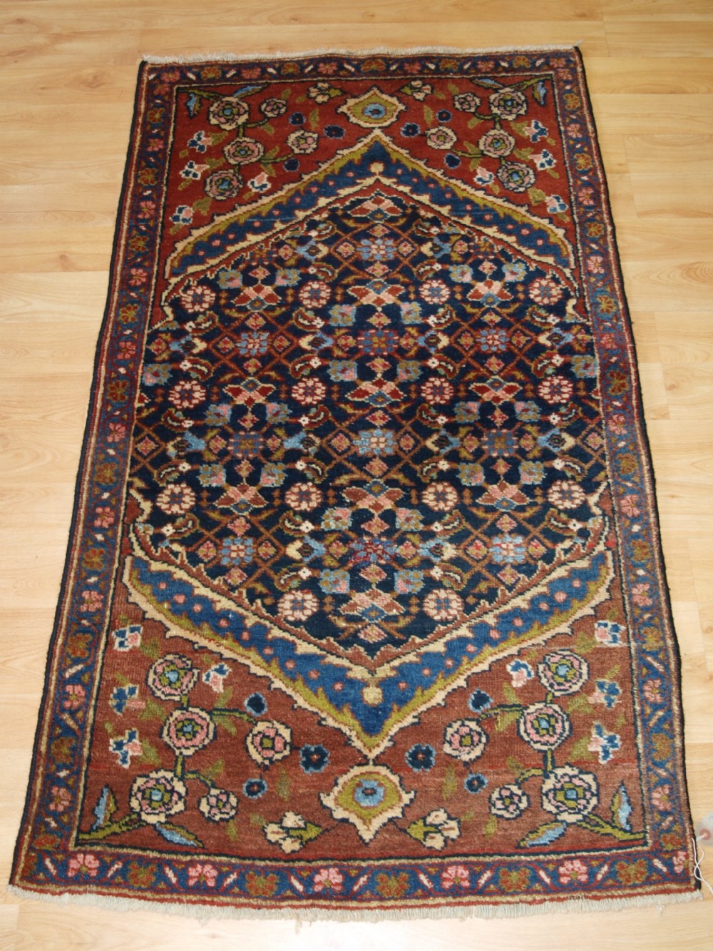 OLD NORTH WEST PERSIAN HAMADAN VILLAGE RUG OF SMALL SIZE, CIRCA 1920.