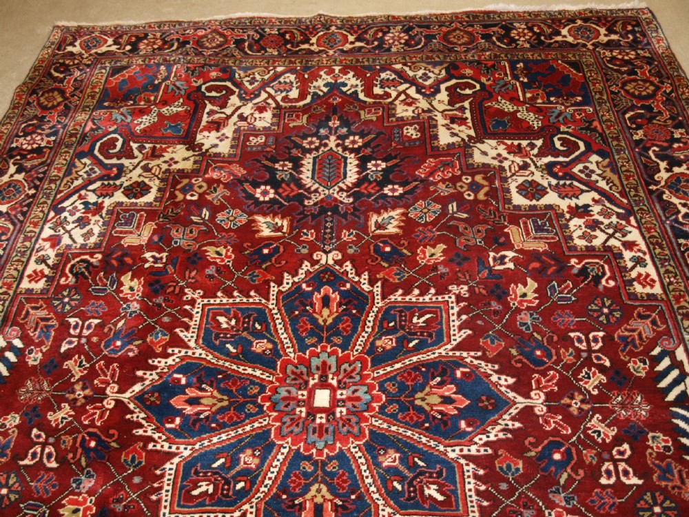 ANTIQUE PERSIAN HERIZ CARPET WITH GREAT COLOUR, EXCELLENT CONDITION, IDEAL FURNISHING CARPET, CIRCA 1920. View IV