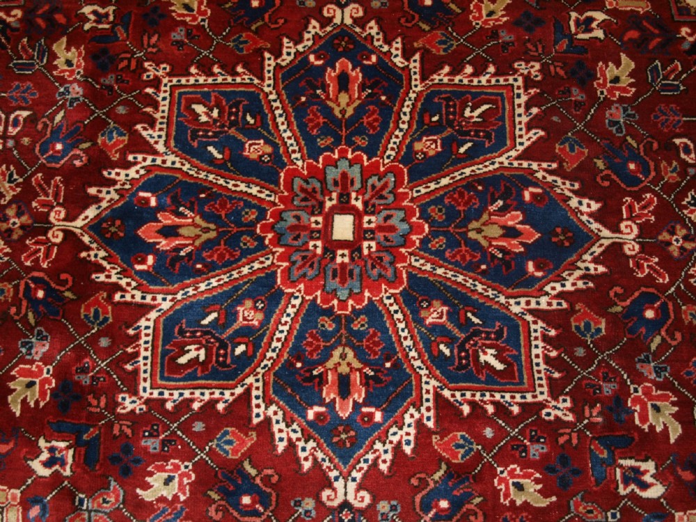 ANTIQUE PERSIAN HERIZ CARPET WITH GREAT COLOUR, EXCELLENT CONDITION, IDEAL FURNISHING CARPET, CIRCA 1920. View VI